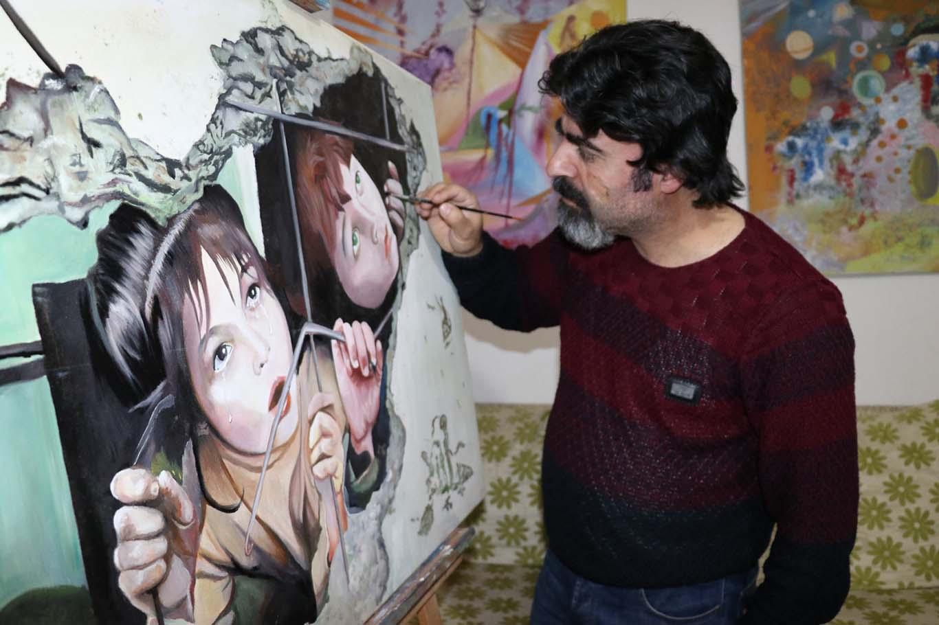 Çizdiği resimlerle Suriye dramını dünyaya duyuruyor Çizdiği resimlerle Suriye dramını dünyaya duyuruyor